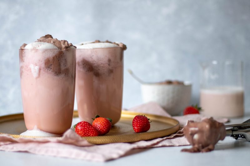 Erdbeer-Milchshake mit Schokoladeneis und Nutellasahne