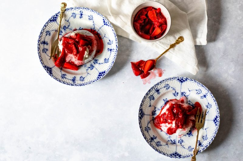 Mini-Pavlovas mit Vanillesahne und Erdbeeren