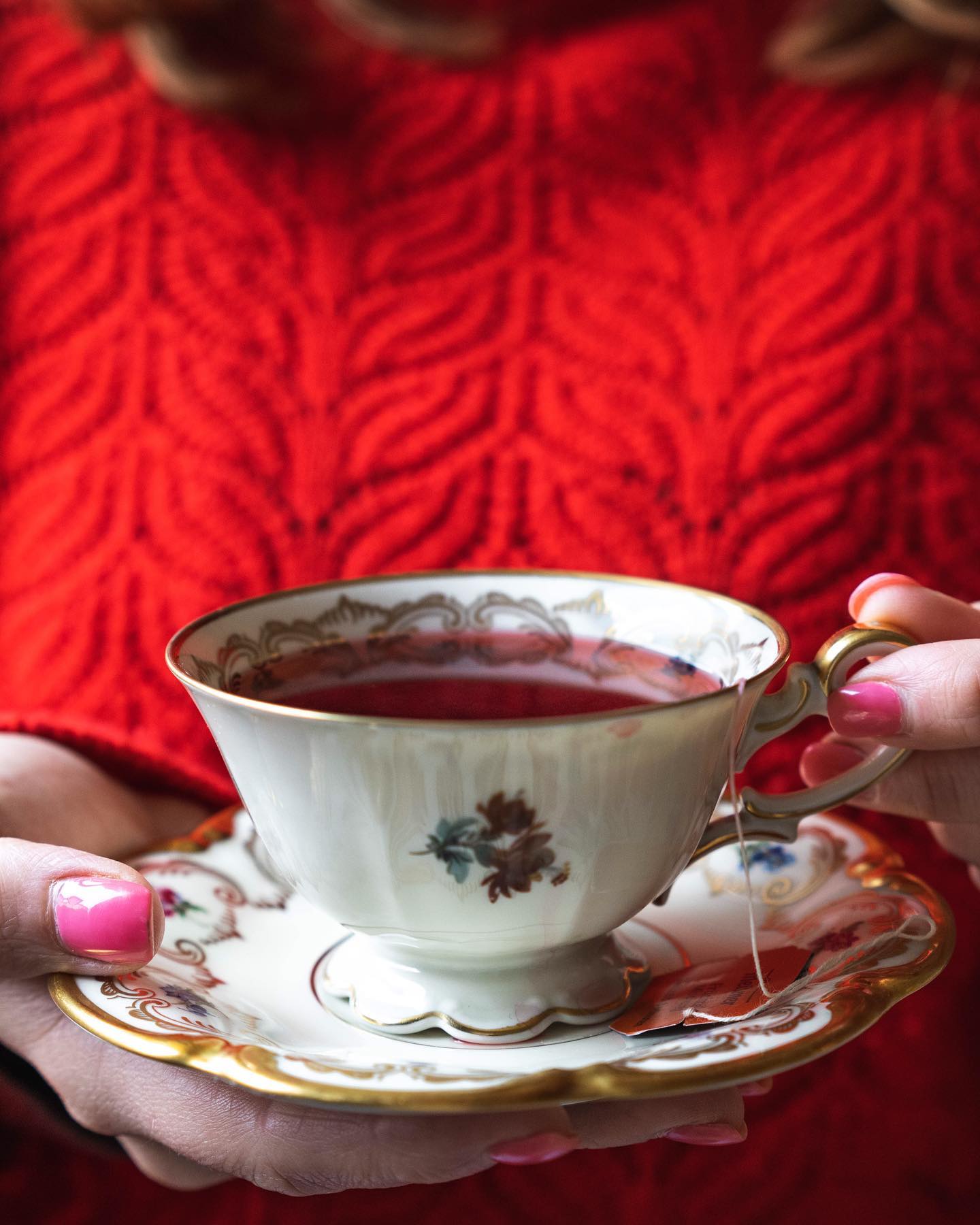 A nice cup of tea to keep you warm ☕️❤️

It’s freaking cold outside, if I had a choice I wouldn’t leave the house all day and just cozy up under a blanket and drink tea non stop 😊 

The third day of the #foodartproject #foodartevaproject challenge is about the emotions the colour red evokes which for me are obviously love, passion and power but also warmth ❤️

Hosted by @foodartproject @thesouthasiankitchen judged by @evakosmasflores and with prizes from @errer.backdrops - thank you for these fun three days, it really gave me so much inspiration to create again and work with colour! 

#foodphotography #foodstyling #foodshot #tastingtable #foodblogliebe #feedfeed #foodblogfeed #foodtographyschool #foodfluffer #tohfoodie #foodartblog #foodartblogs #foodartproject #foody365 #cuisine_creations #hezzahezfood #fnceats #beautifulcuisines #teatime #teatimepoetry #rusticstyle #antiqueporcelain #antiquefinds